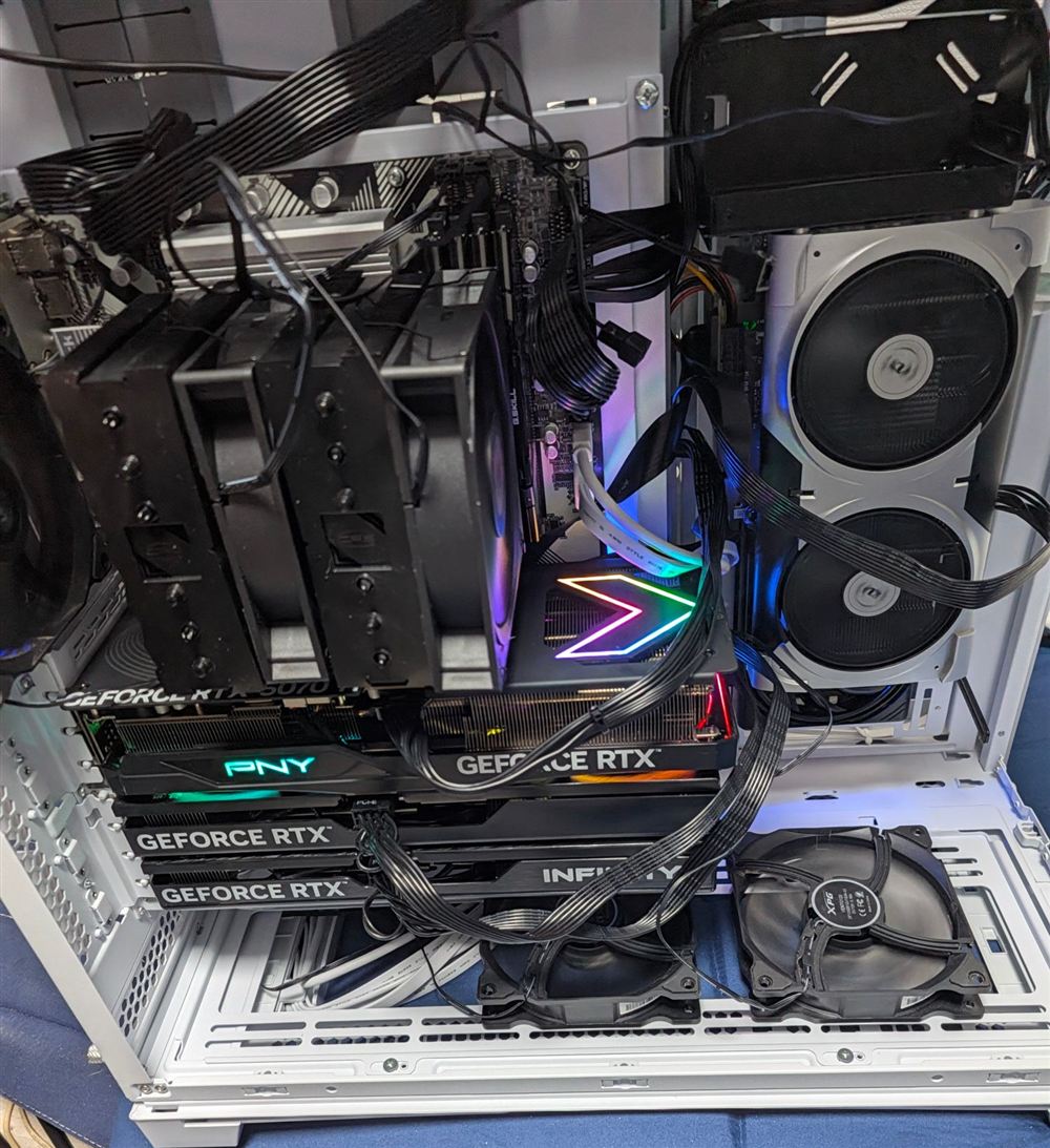 斜めから見た PC の内部。GPU とメモリが虹色に光っている